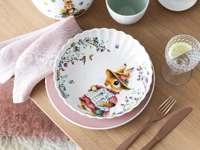 A table decoration with a Spring Fantasy bowl from Villeroy & Boch.	