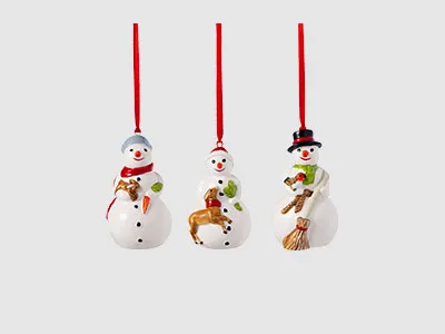 Drei Schneemann-Ornamente mit roten Aufhängeösen, die jeweils ein Tier halten oder neben einem stehen, vor einem schlichten Hintergrund.