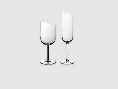 Zwei Stielgläser aus klarem Glas, ein Weinglas und ein Champagnerglas, stehen auf einem schlichten hellgrauen Hintergrund.