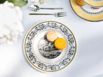 Elegant table decoration with a decorated breakfast plate from the Audun collection and two macarons.