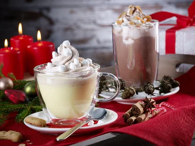 Deux verres à café Artesano Hot and Cold Beverages avec du chocolat chaud sur une table de Noël.