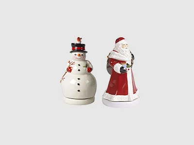 Keramikfiguren eines Schneemanns und eines Weihnachtsmanns, beide in Rot und Weiß dekoriert, vor einem schlichten Hintergrund.