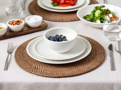 Table lumineuse et naturelle pour le petit-déjeuner ou le déjeuner avec la vaisselle Artesano Original de Villeroy & Boch – assiette à déjeuner, assiette plate, bol, bol à pâtes et ménagère Piemont 30 pièces. Une disposition fraîche et intemporelle au style épuré et naturel.