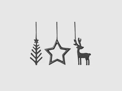 Drei schwarze hängende Ornamente: ein Baum, ein Stern und ein Rentier vor einem schlichten hellen Hintergrund.
