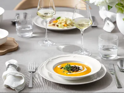 Gros plan sur un bol à soupe Manoir posé sur une table à manger.