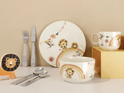 Le service de table 'Boho Kids | Roar like a Lion' de Villeroy & Boch comprend une assiette, un bol, une tasse, des couverts et une figurine sur le thème du lion, présenté sur une surface blanche avec un fond beige.