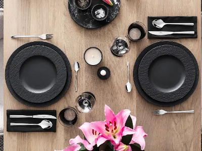 Elegancki serwis obiadowy Manufacture, prezentowany wraz ze stylowymi sztućcami Piemont, zapewnia wyrafinowane doznania podczas posiłku