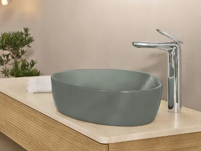 A green washbasin in the bathroom with a silver-coloured washbasin tap from the Antao collection by Villeroy & Boch.