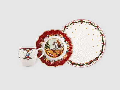 Ein festliches Set aus Tasse, Teller und Untertasse mit weihnachtlichen Motiven und roten und grünen Zierrändern.
