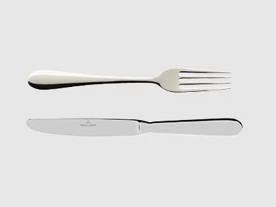 Eine Gabel und ein Messer aus Edelstahl liegen nebeneinander auf einem schlichten, hellen Hintergrund.
