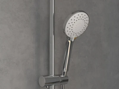 Słuchawka prysznicowa Verve Shower w luksusowej wersji Gold Słuchawka prysznicowa w kolorze złotym, zamontowana na pionowej szynie na tle szarej ściany.