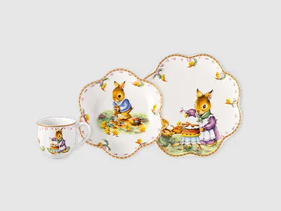 Porzellan mit gewellten Tellern und einer Tasse, jeweils verziert mit Abbildungen von Häschen in Kleidung.