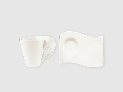 Eine weiße Kaffeetasse neben einer passenden rechteckigen Untertasse mit kreisförmiger Vertiefung auf hellem Hintergrund.