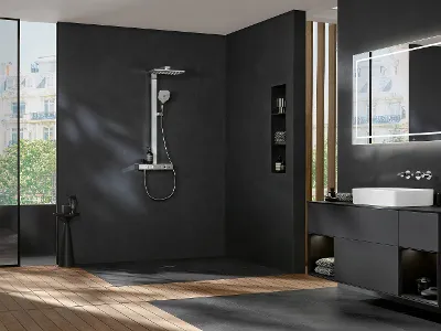 Ein modernes Badezimmer mit dunklen Wänden, einer ebenerdigen Dusche, einem rechteckigen Spiegel, einem Waschbecken auf einem schwebenden Waschtisch und einem Fenster mit Blick auf die Stadt. Der Boden besteht aus einer Mischung aus Holz und Fliesen.