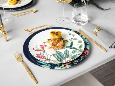 Avarua plates and cutlery from MetroChic by Villeroy & Boch.