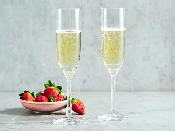 aus-octavie-indoor-food-nopeople-fluteduo8537 The Octavie Champagne Flute Set, featuring two exquisite crystal glasses, is accompanied by a bowl of fresh strawberries.