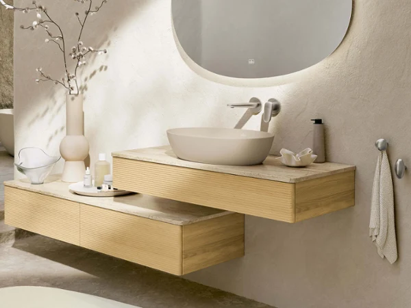 Luksusowa harmonia: Umywalka Artis i meble łazienkowe Antao firmy Villeroy & Boch: Luksusowa harmonia: Umywalka Artis i meble łazienkowe Antao firmy Villeroy & Boch Owalna umywalka nablatowa Artis w nowym matowym, pełnym kolorze Almond jest pokazana w szczegółach. Umywalka, w połączeniu z naturalnymi materiałami mebli Antao, uosabia spokój i elegancję.