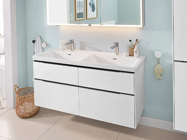 White Subway 3.0 bathroom furniture with a mirror and washbasin.