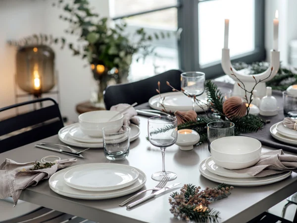 Mesa con vajilla, vasos, copas y decoración de la colección Winter Glow de Villeroy & Boch.