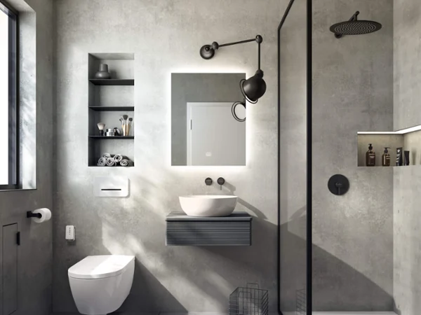 Moderne bad med betongvegger, svevende toalett, ViClean-dusjtoalett, veggmontert servant, stort speil og innglasset dusj. Hyller og toalettsaker er plassert langs veggen.