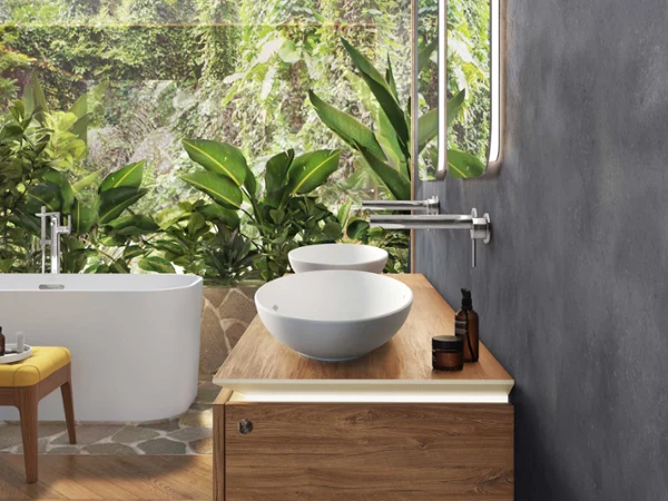 Une salle de bains moderne avec deux vasques à poser Loop & Friends de Villeroy & Boch Une salle de bains moderne disposant d’un plan de toilette en bois avec deux vasques à poser Loop & Friends de Villeroy & Boch, d’une baignoire en îlot et de grandes plantes devant une fenêtre.