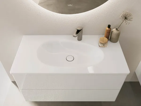 Mobile sottolavabo e lavabo Antao bianco lucido Un mobile sottolavabo con lavabo in bianco lucido con specchio, decorazioni e dispenser per sapone di Villeroy & Boch.