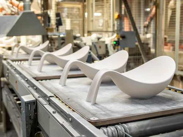 Precise ceramic manufacturing at Villeroy & Boch Image shows the precise manufacturing of ceramics in the porcelain production process of Villeroy & Boch in Mettlach.