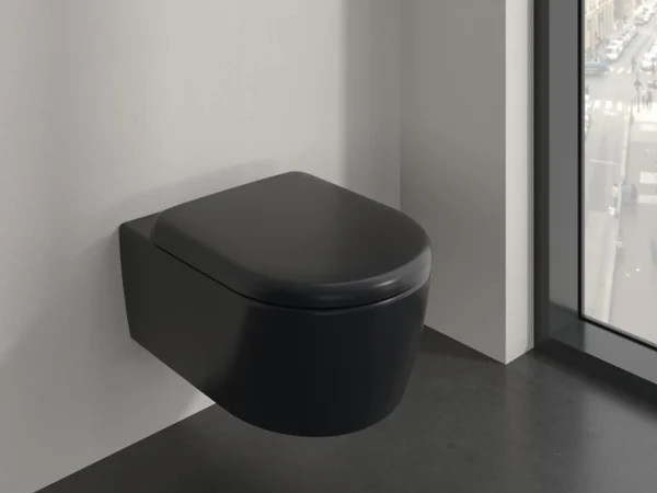 Skyla wandcloset in mat zwart op lichte muur. Villeroy & Boch Skyla wandcloset in Pure Black mat, dat strak minimalistisch design combineert met moderne elegantie voor een opvallend badkamerhoogtepunt.