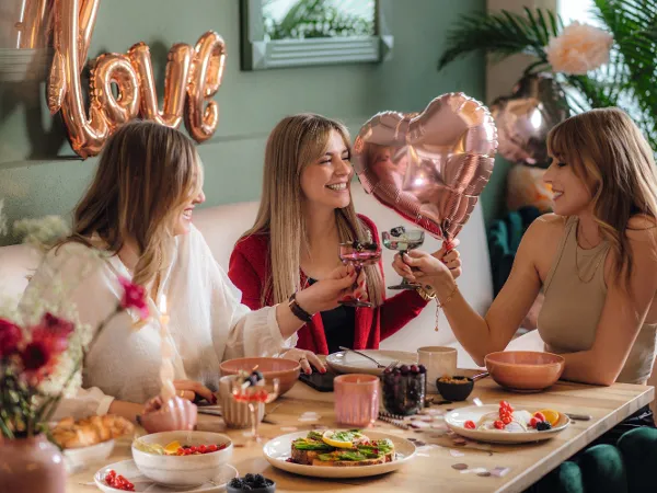 Valentines Day like. Perlemor Women having a valentine's day lunch with balloons that are heart shaped