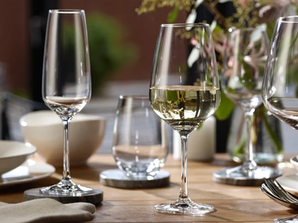 Vasos de Essential sobre una mesa rústica de madera Una decoración de mesa rústica con vasos de la serie «Essential» en diferentes modelos. Las copas de vino, los vasos de agua y las copas de cava forman la combinación perfecta para tu mesa.