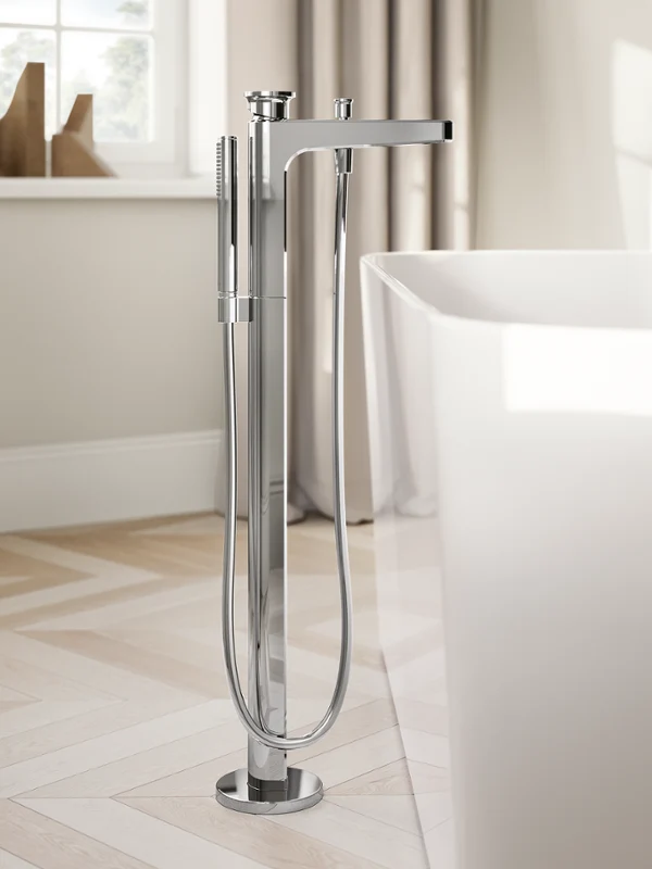 Frittstående badekarbatteri i krom med dusjhåndsett. Villeroy & Boch Vea frittstående baderomsbatteri med hånddusj, utført i krom for et statement av luksus og design.