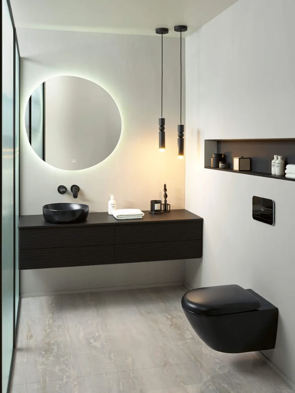 Zwart Antao toilet in een moderne badkamer met een zwart-witte look Een badkamer met een zwart toilet en wastafelmeubel uit de Antao collectie in een moderne badkamer met een zwart-witte look.