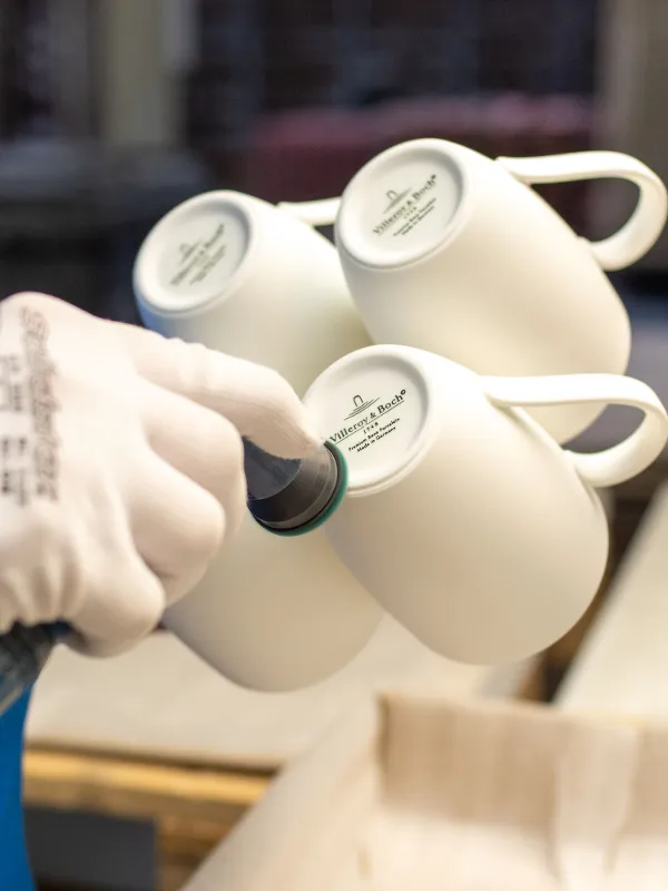 Manual quality control in Torgau at Villeroy & Boch Image shows the manual quality control in Torgau in the porcelain production process of Villeroy & Boch in Mettlach.