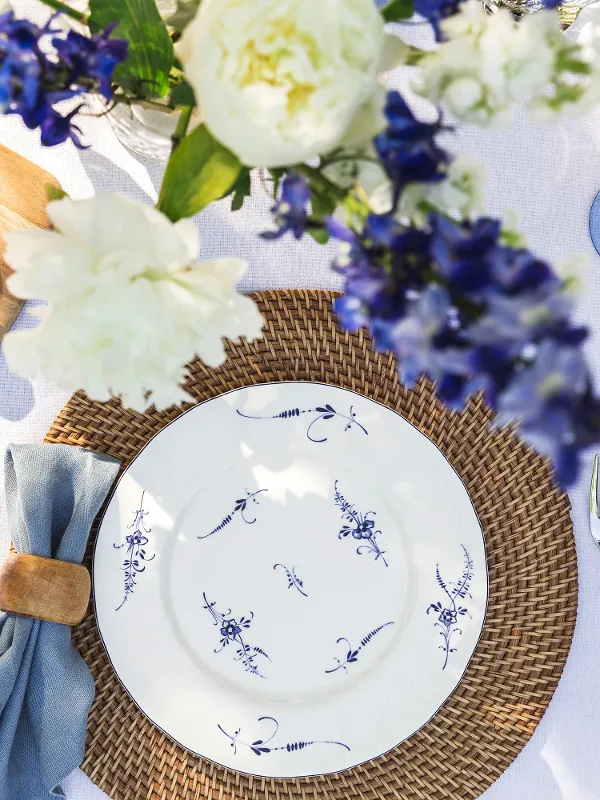 A summery table with a plate from the Villeroy & Boch Old Luxembourg collection and Boston glasses.