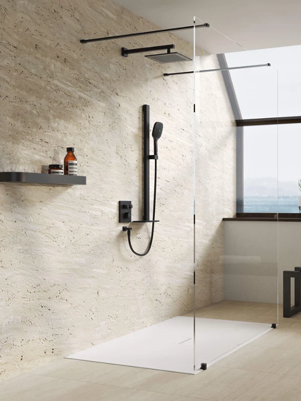 Douche à l'italienne moderne avec robinetterie noire, paroi en verre, mur carrelé et une grande fenêtre avec vue.