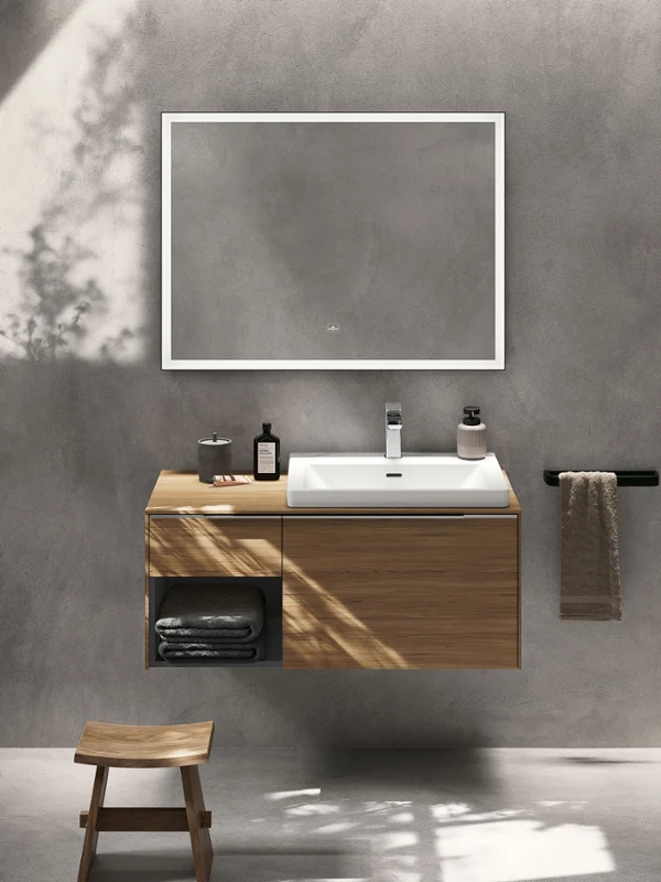 Minimalistyczny detal szafki łazienkowej z drewnem i lustrem. Widok szczegółowy szafki łazienkowej Subway 3.0 w stylu klasycznego progresywnego minimalizmu z czystymi liniami, drewnianymi akcentami i jasnym lustrem dla ponadczasowej prostoty.