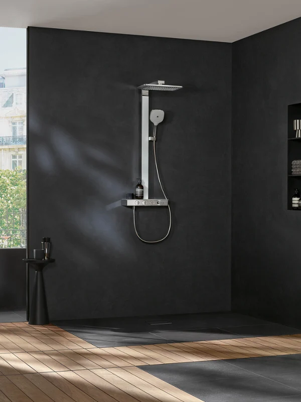 Łazienka z brodzikiem posadzkowym Infinity Shower marki Villeroy & Boch Nowoczesna łazienka z ciemnymi ścianami, prysznicem zlicowanym z podłogą, prostokątnym lustrem, umywalką na szafce wiszącej i oknem z widokiem na miasto. Podłoga jest wykończona drewnem i płytkami.