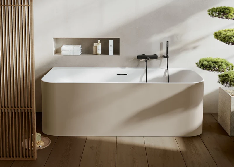 White and beige bathtub with black fittings in minimalist bathroom. Minimalist bathtub with Loop&Friends design, inspired by Kyoto’s calm aesthetics and natural harmony.