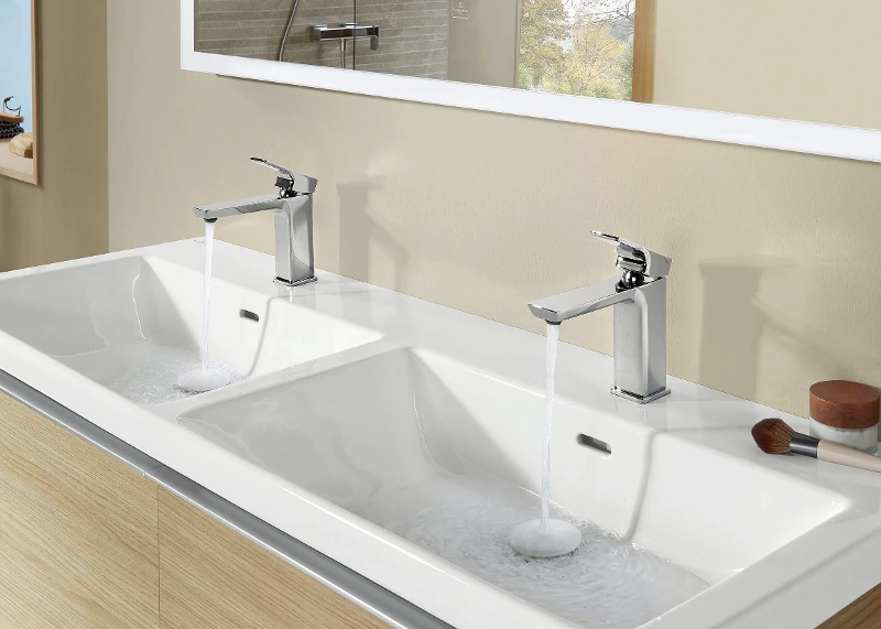 Rubinetto Subway 3.0 su lavabo doppio Un miscelatore Subway 3.0 su un lavabo doppio e un mobile lavabo.