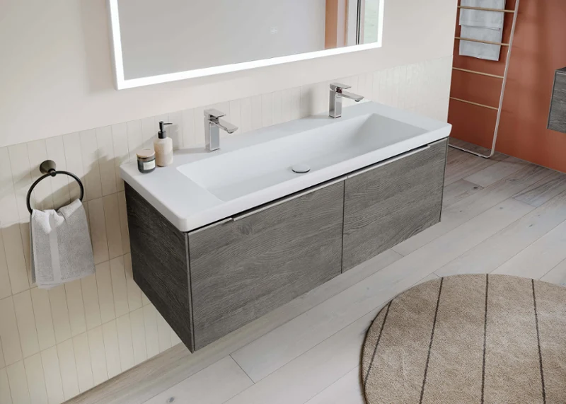 Bateria umywalkowa Subway 3.0 na drewnianej toaletce z umywalką Nowoczesna szafka łazienkowa z podwójną umywalką, bateriami ściennymi i minimalistycznym wystrojem