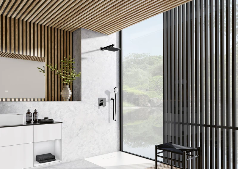 Un receveur de douche Le Valence blanc, sans rebord, dans une salle de bains moderne de Villeroy & Boch avec des boiseries.