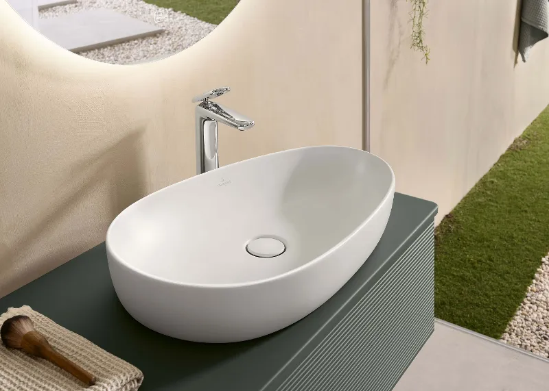Lavabo da appoggio Antao bianco con miscelatore cromato su mobile lavabo.