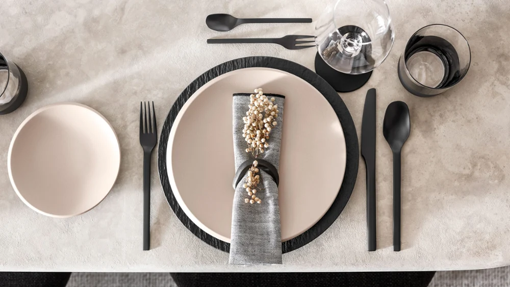 Moderne tafelschikking met NewMoon servies in beige en zwart Manufacture bestek.