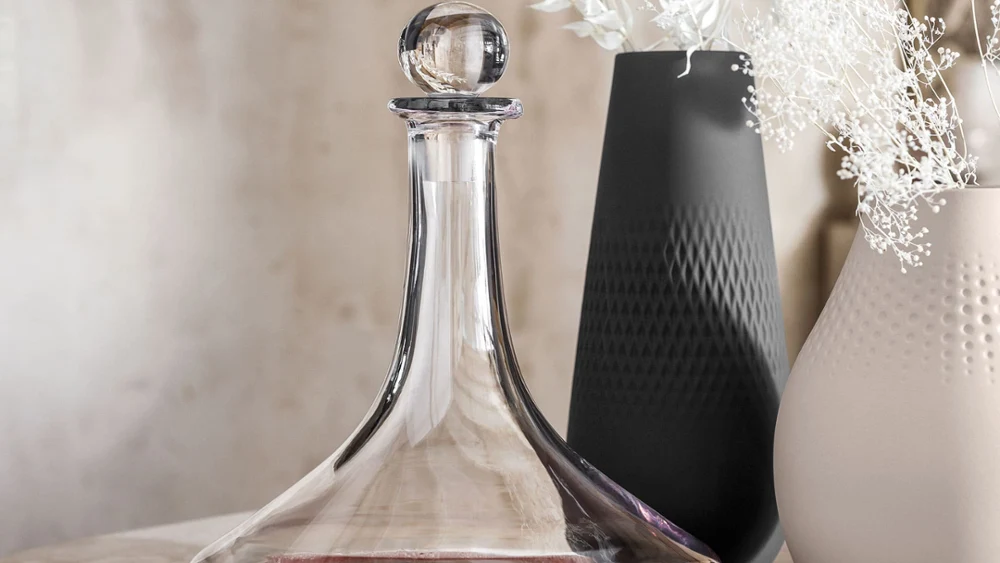 Een Manufacture Collier Noir Carré vaas gecombineerd met Vinobile glaswerk voor een verfijnde eet- en woonervaring.