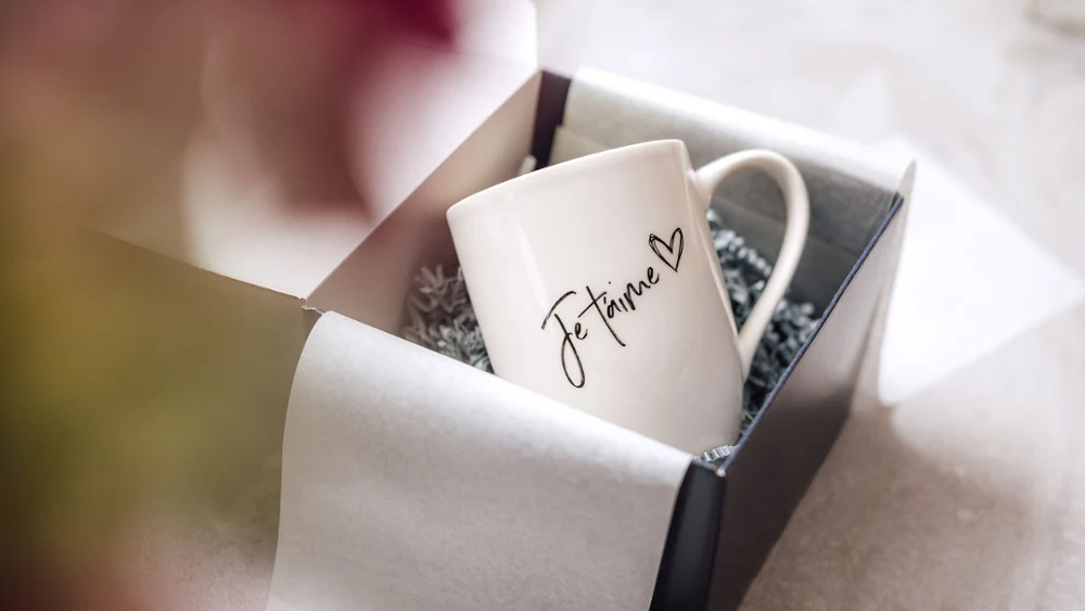 Een Statement koffiebeker met de inscriptie "Je t'aime" van Villeroy & Boch in een cadeauverpakking.