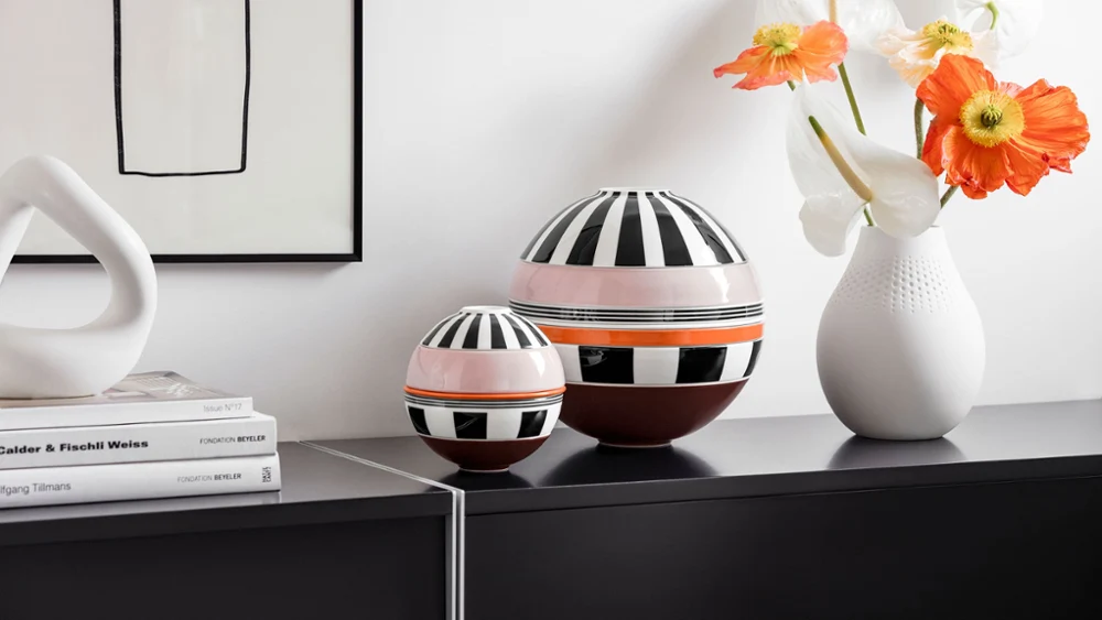 La Boule Memphis and La petite Boule Memphis from Villeroy & Boch La Boule Memphis and La petite Boule Memphis from Villeroy & Boch on a black shelf.
