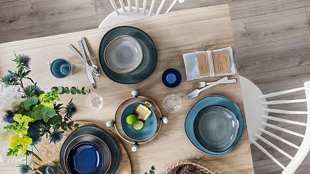 Een houten tafel met daarop Lave borden van Villeroy & Boch.