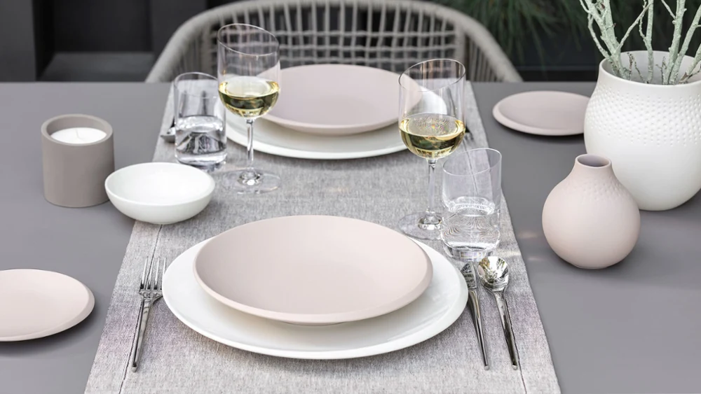 Een gedekte tafel met NewMoon servies, borden en glazen van Villeroy & Boch.