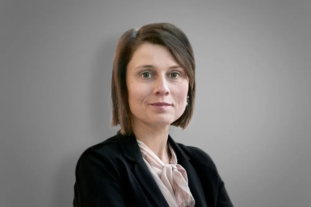 Pracownik Mandy Peters jest sfotografowany z profilu