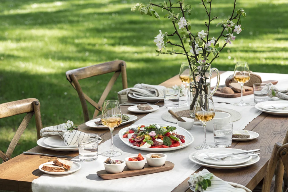 Outdoor table setting with Villeroy & Boch Artesano crockery Outdoor table setting with Villeroy & Boch Artesano crockery, fresh salads, glasses and a flower vase.